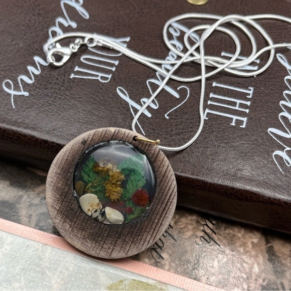 Handcrafted Red Floral Oversized Wooden Circle Pendant Stainless Steel Necklace - Picture 1 of 6